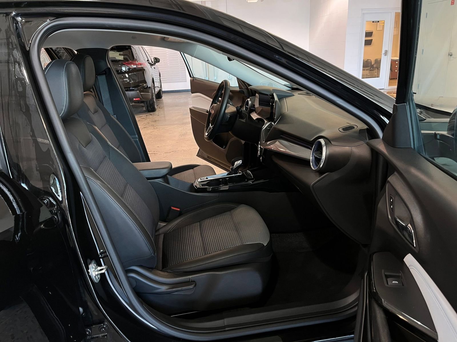 Used 2025 Chevrolet Trax LT w/ LT Convenience Package image 35
