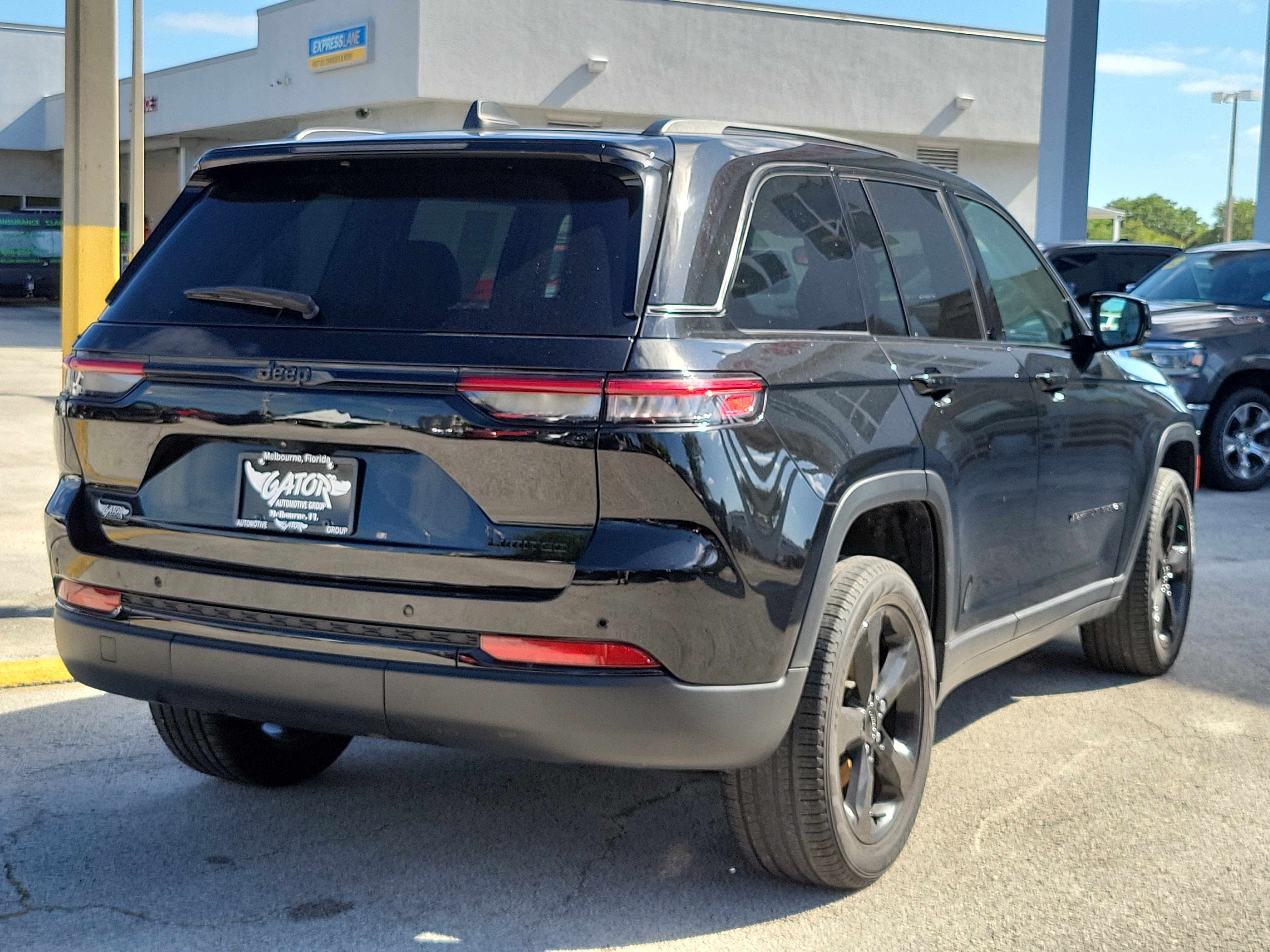 Used 2024 Jeep Grand Cherokee Limited w/ Black Appearance Package RWD image 4