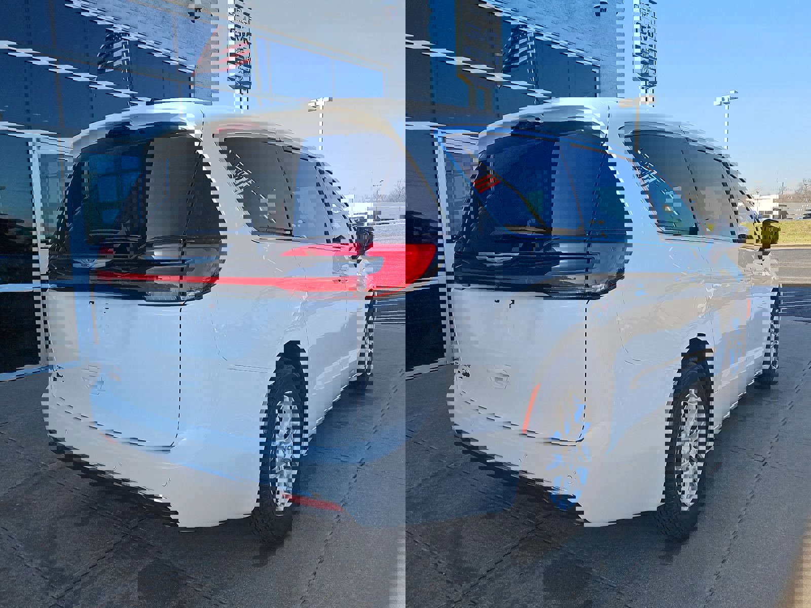 Used 2025 Chrysler Pacifica Select image 4