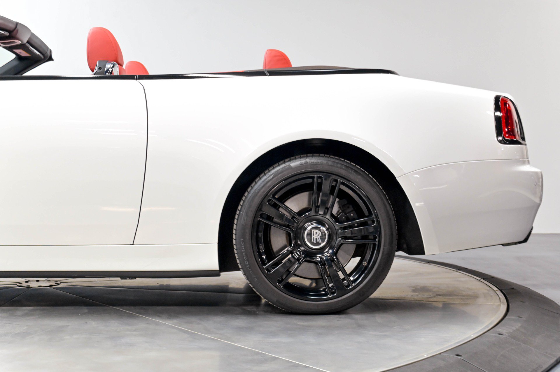 Used 2017 Rolls-Royce Dawn RWD image 40