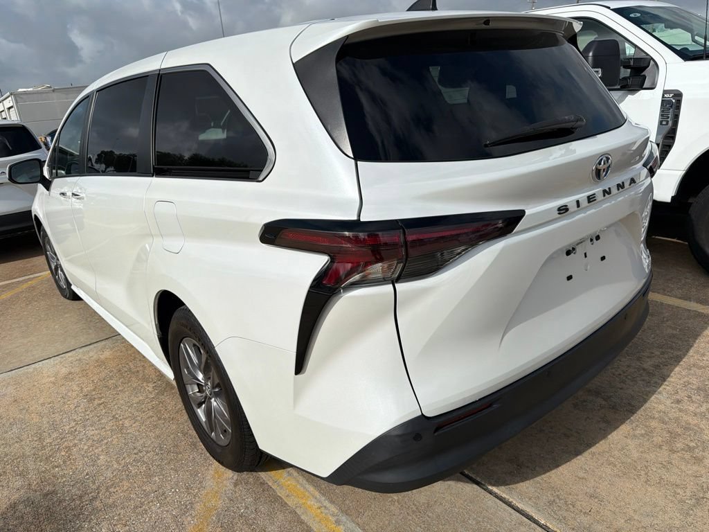 Used 2023 Toyota Sienna XLE FWD image 4
