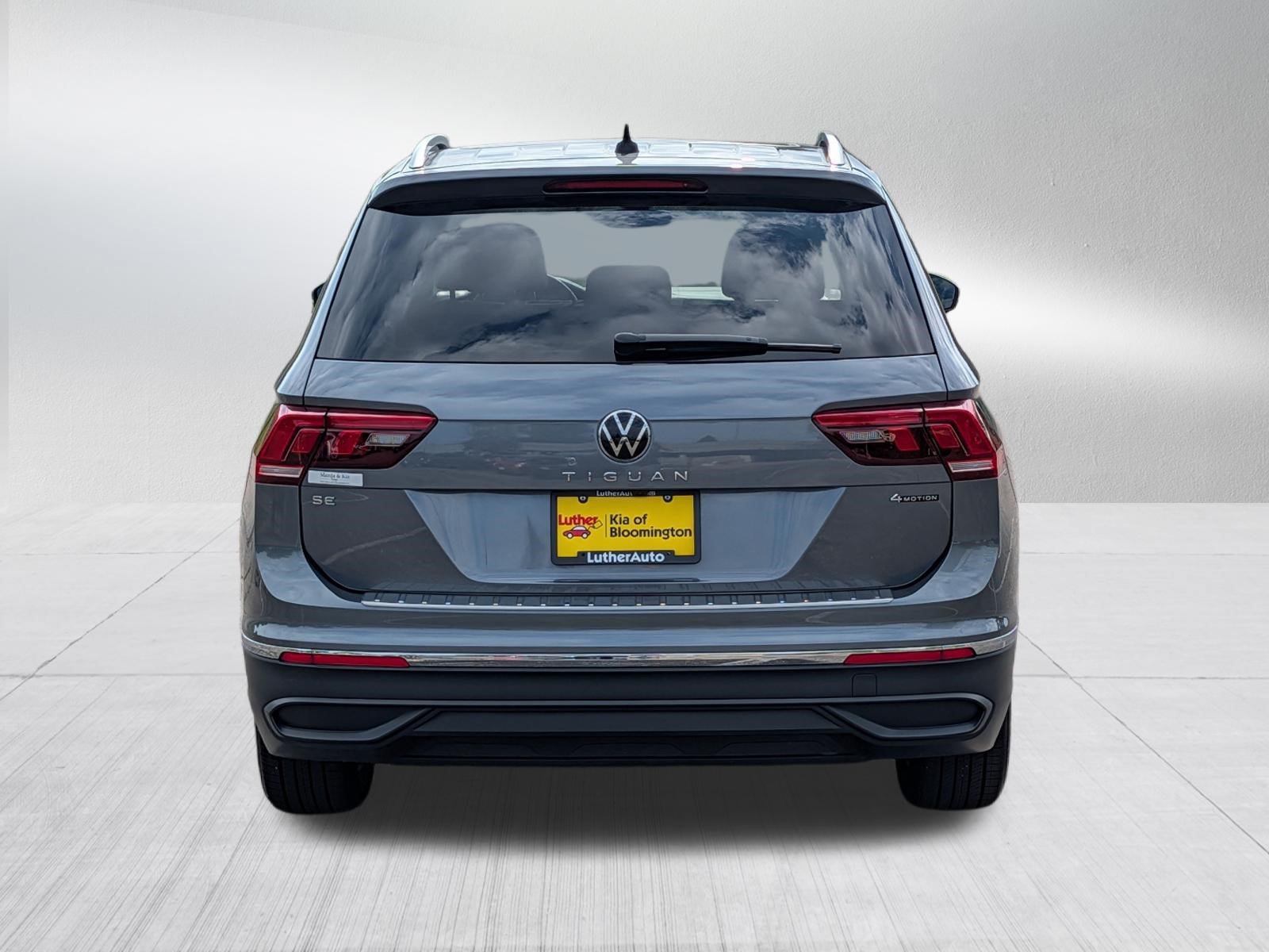 Used 2024 Volkswagen Tiguan SE w/ Panoramic Sunroof Package AWD/4WD image 6