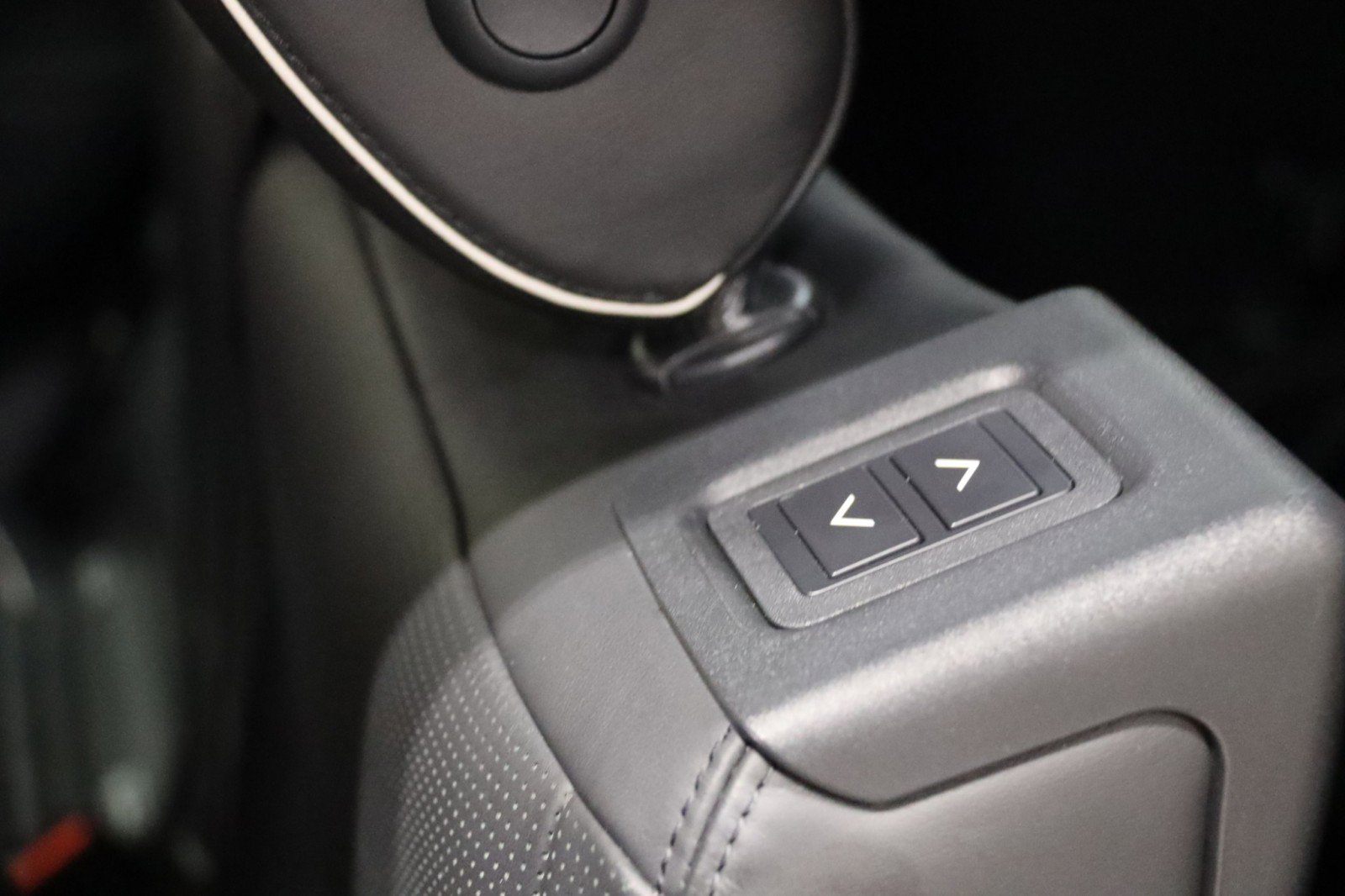 Used 2020 Land Rover Discovery HSE image 41