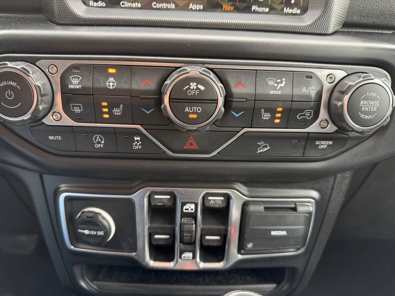 Used 2019 Jeep Wrangler Unlimited Sahara w/ Uconnect 4C Nav & Sound Group AWD/4WD image 22