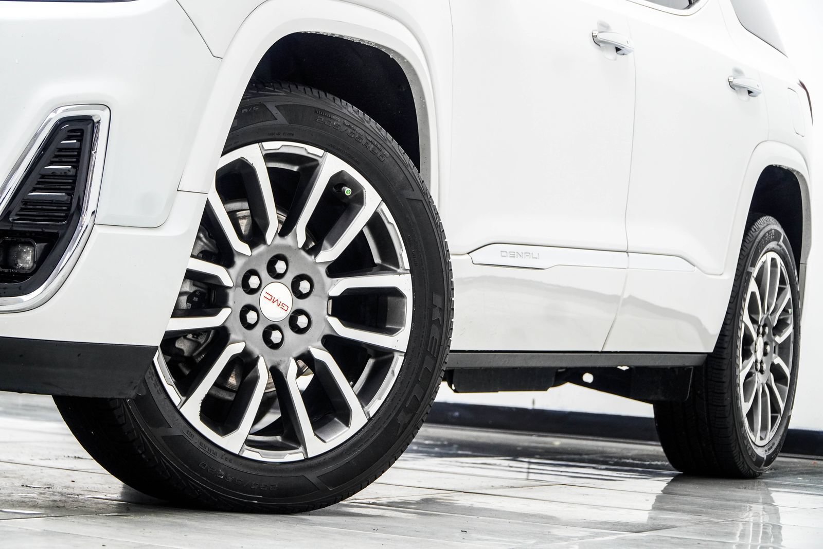Used 2021 GMC Acadia Denali w/ Denali Technology Package FWD image 4
