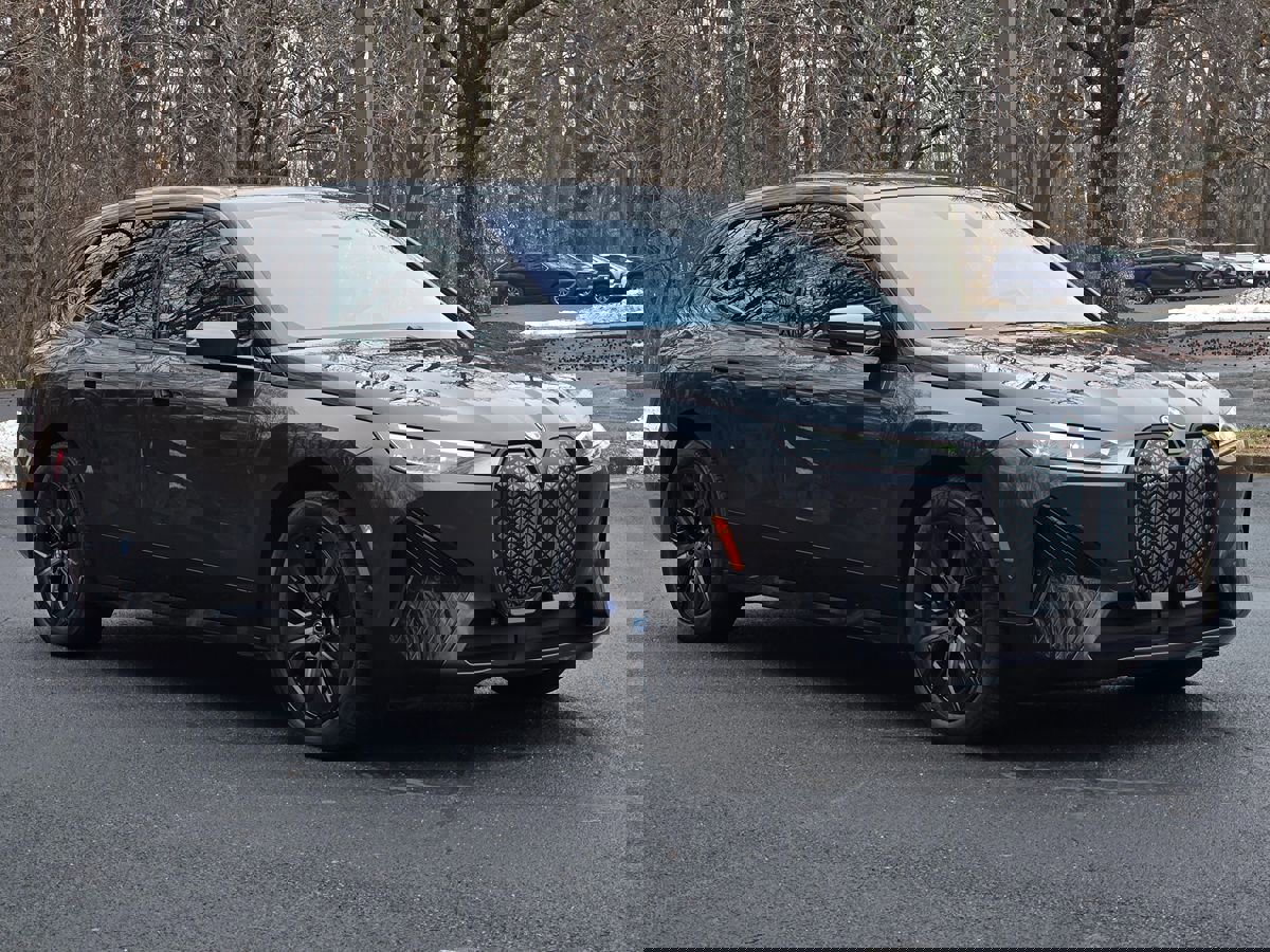 Used 2024 BMW iX xDrive50 w/ Premium Package image 8