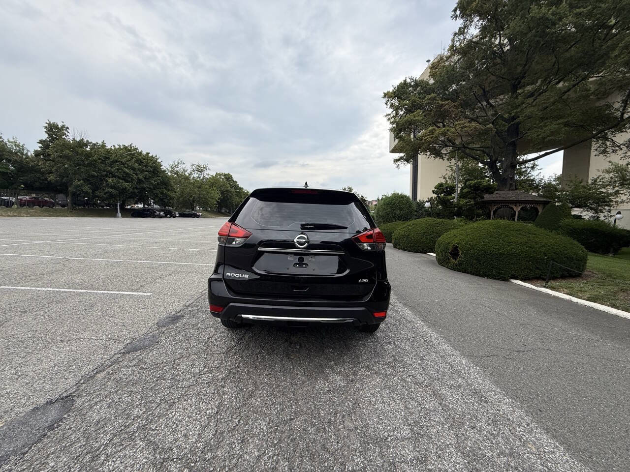 Used 2017 Nissan Rogue S image 2