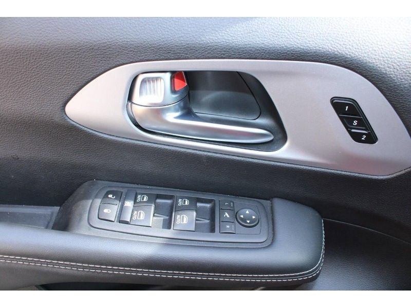 Used 2025 Chrysler Pacifica Limited image 18