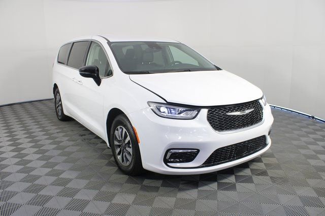 Used 2024 Chrysler Pacifica Select image 27