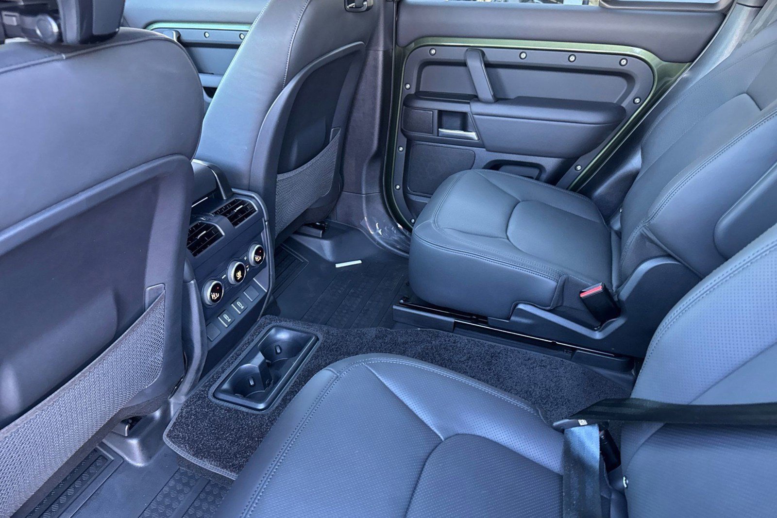 New 2026 Land Rover Defender 130 X-Dynamic SE image 24