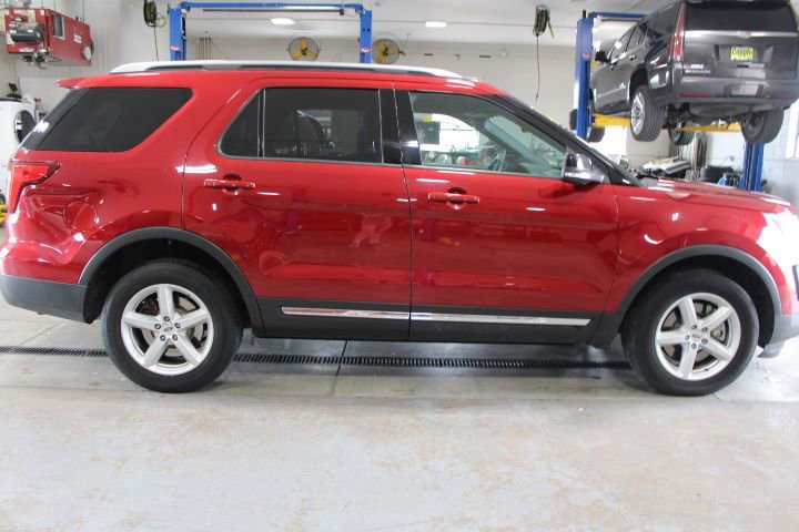 Used 2017 Ford Explorer XLT w/ Equipment Group 202A AWD/4WD image 10