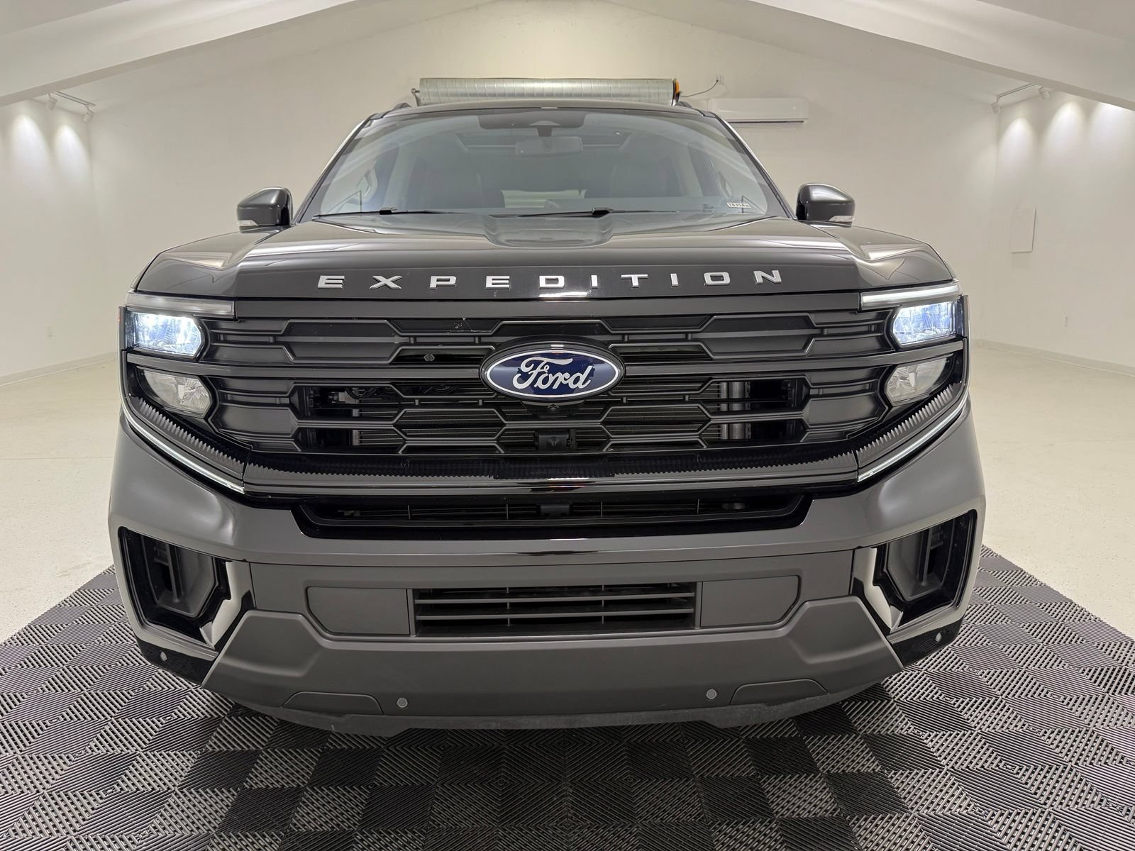 New 2025 Ford Expedition Active RWD image 2