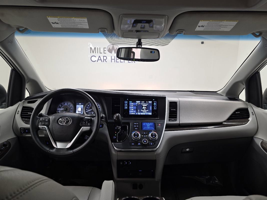 Used 2017 Toyota Sienna XLE Premium image 4