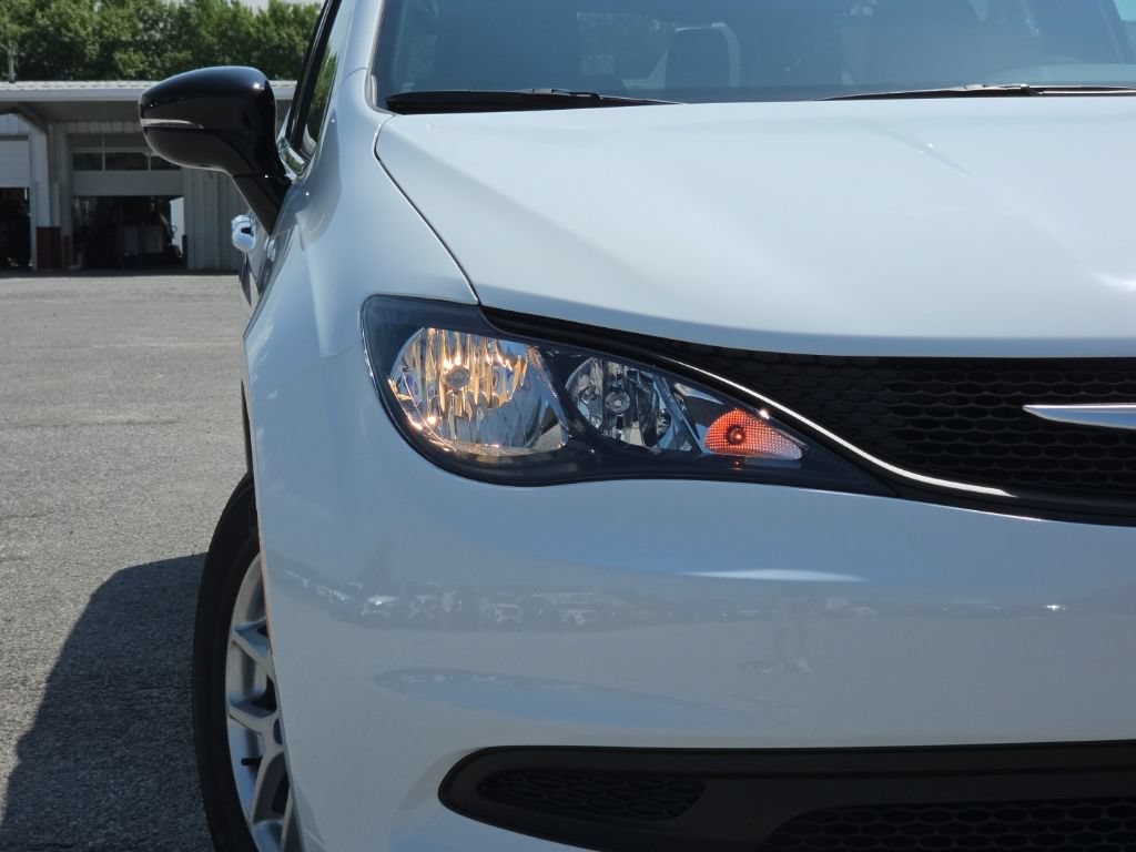New 2027 Chrysler Pacifica LX FWD image 9