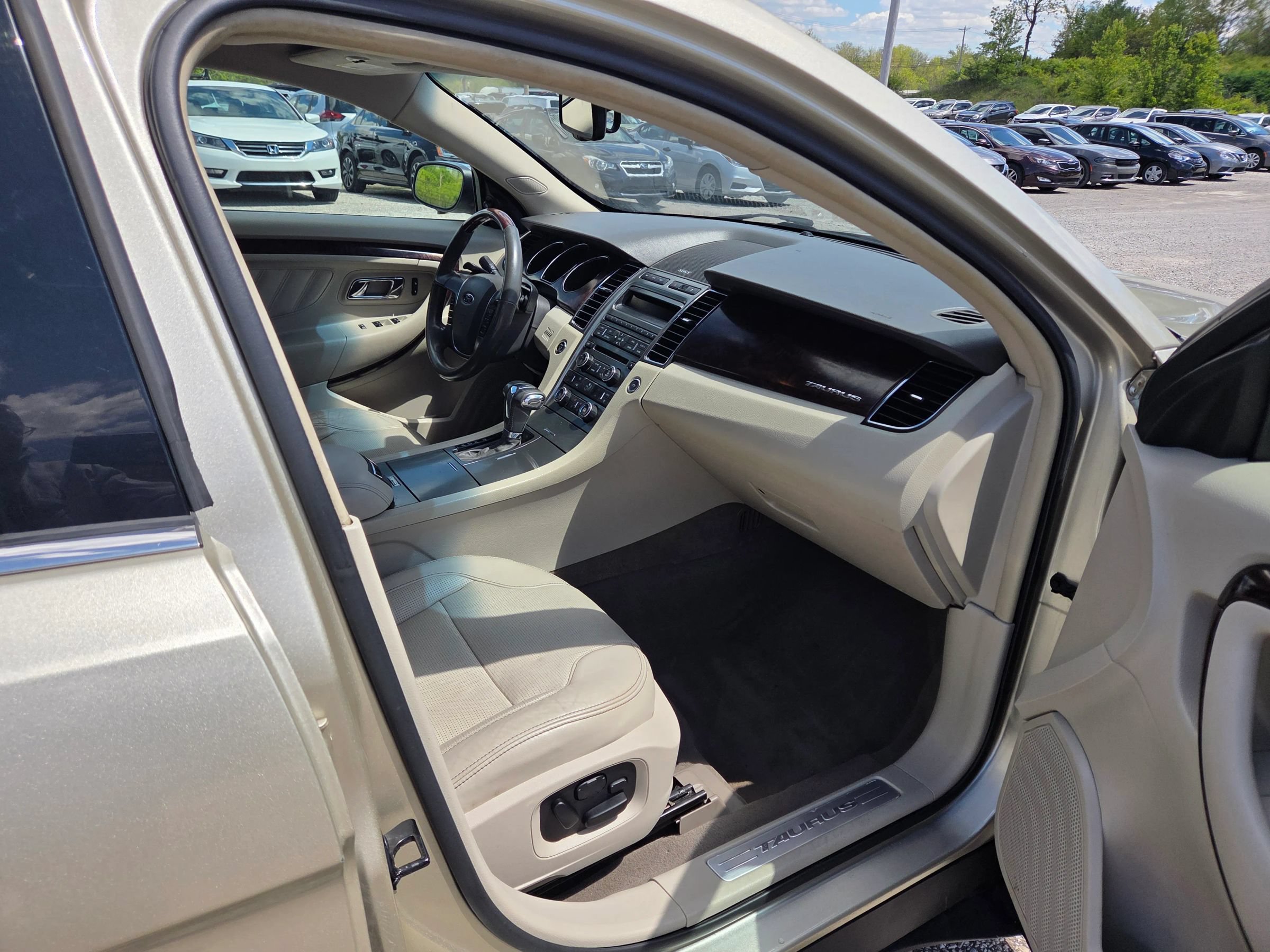 Used 2010 Ford Taurus Limited AWD/4WD image 24