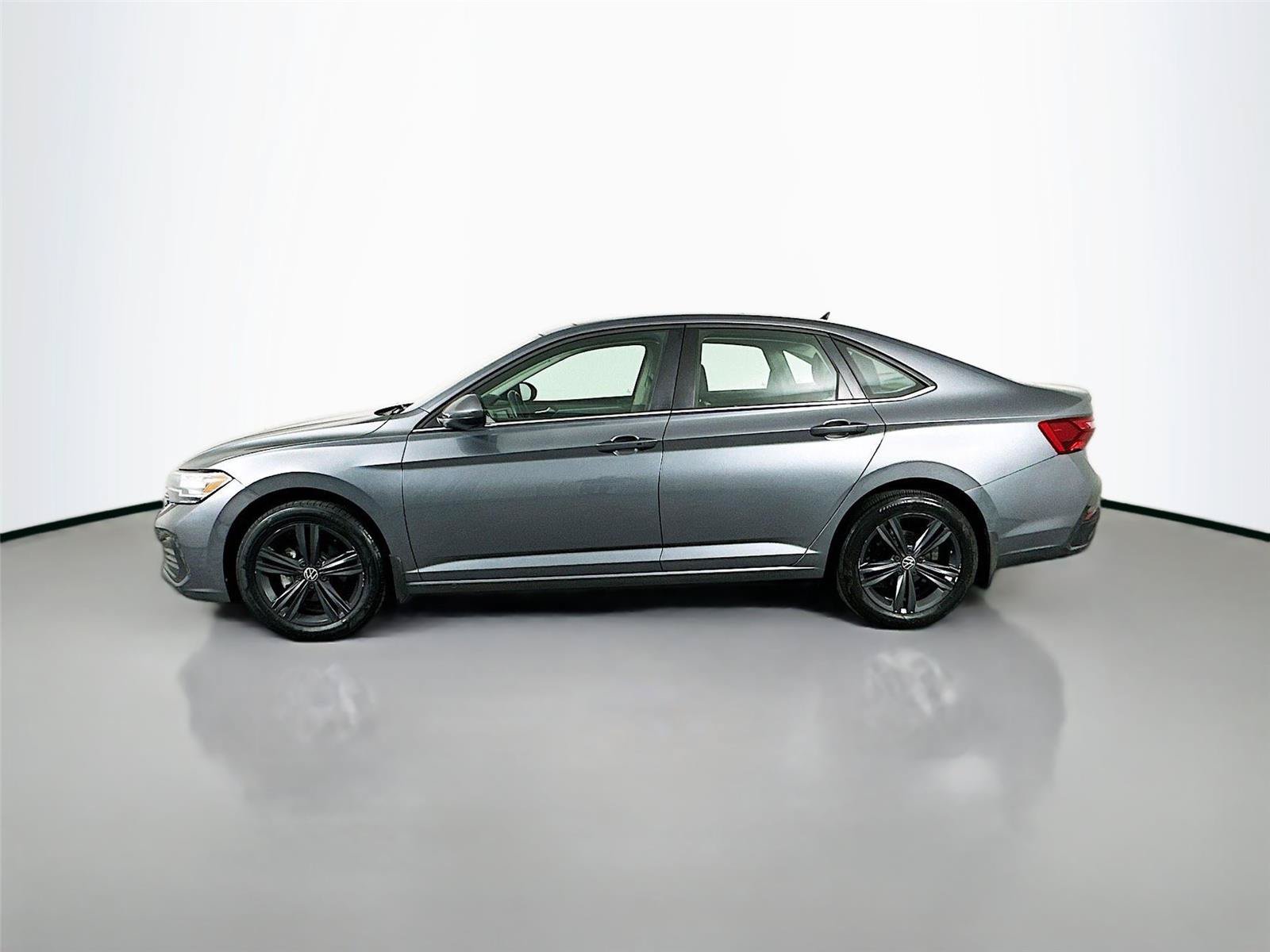 Used 2022 Volkswagen Jetta SE w/ Panoramic Sunroof Package FWD image 8