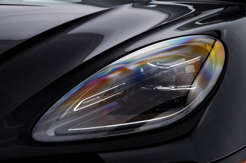Certified 2025 Porsche Macan image 7