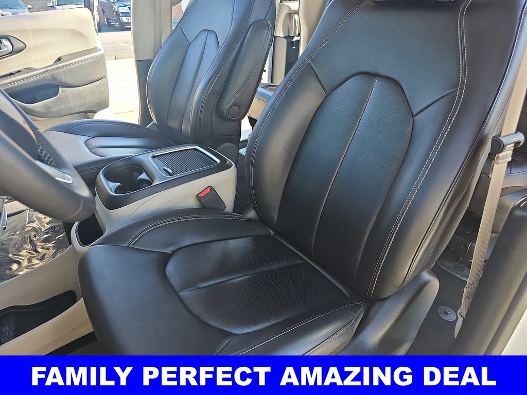 Used 2024 Chrysler Pacifica Select image 16