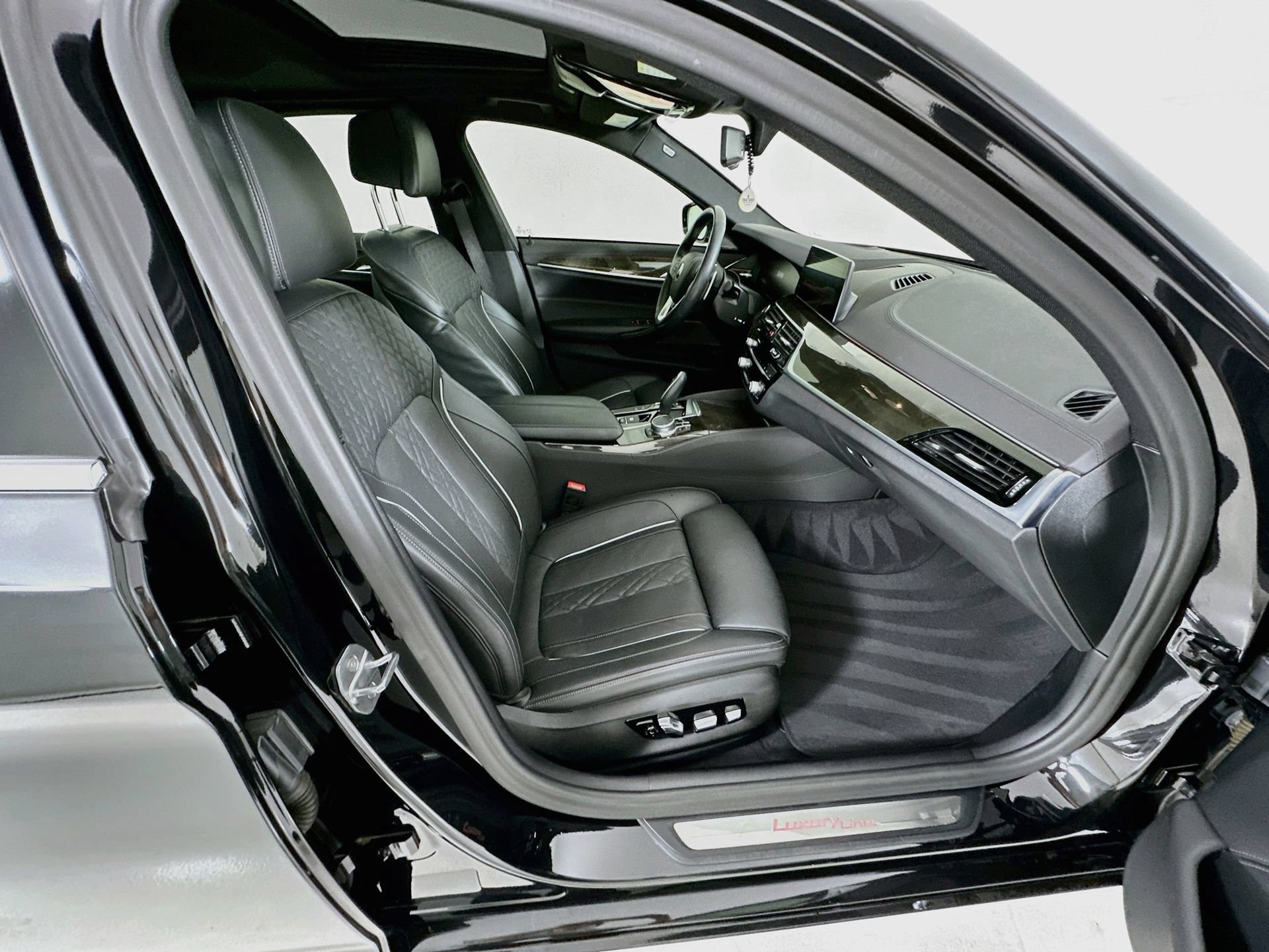 Used 2020 BMW 530i w/ Premium Package RWD image 32