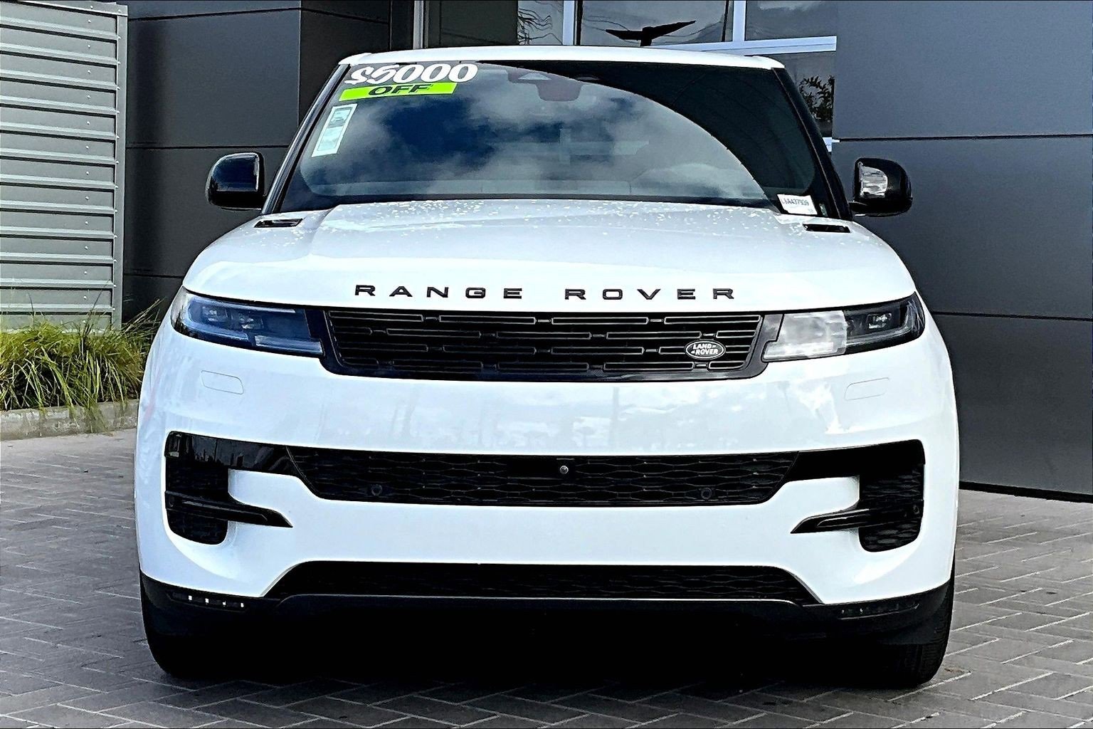 Used 2025 Land Rover Range Rover Sport SE image 2