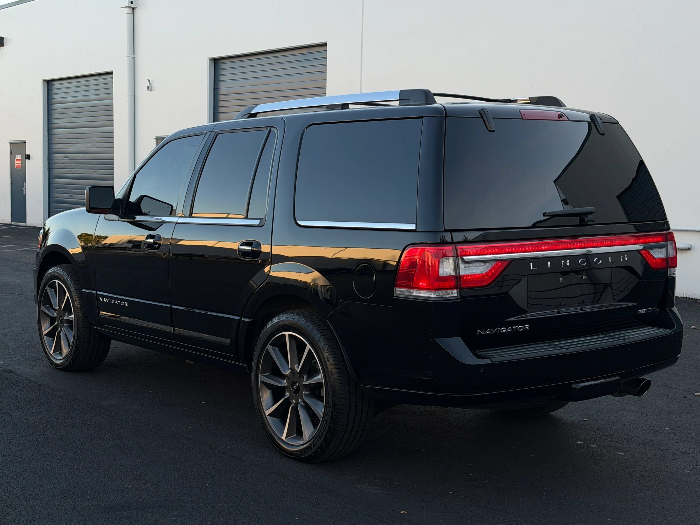 Used 2016 Lincoln Navigator Reserve AWD/4WD image 3