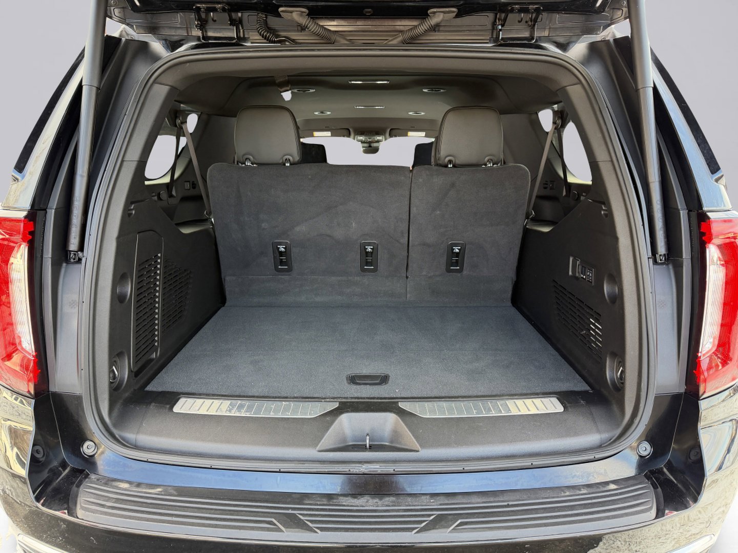 Used 2024 GMC Yukon XL Denali w/ Advanced Technology Package image 10