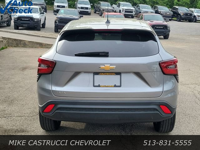 Used 2025 Chevrolet Trax LS w/ Driver Confidence Package FWD image 4