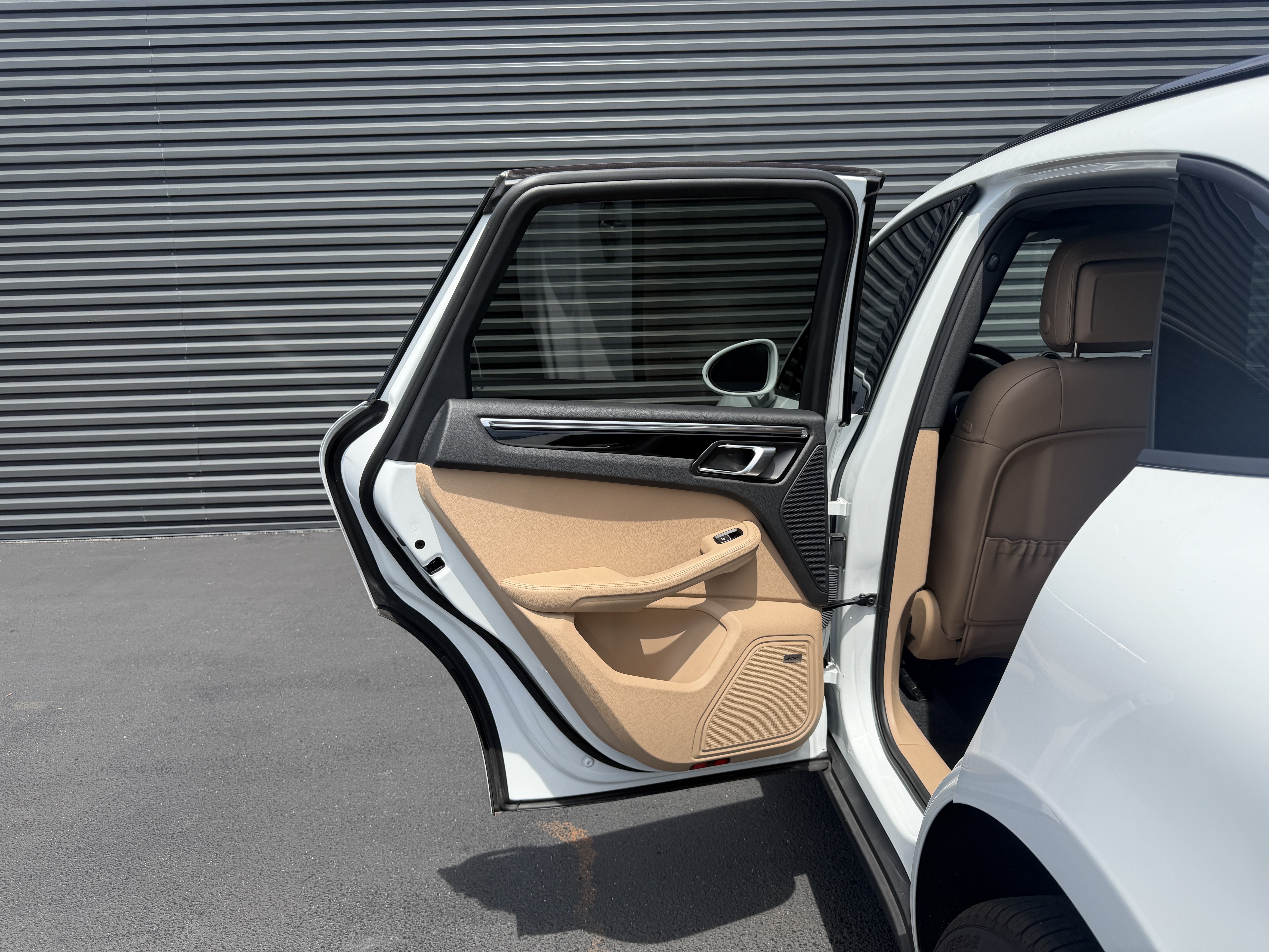 Certified 2024 Porsche Macan AWD/4WD image 25