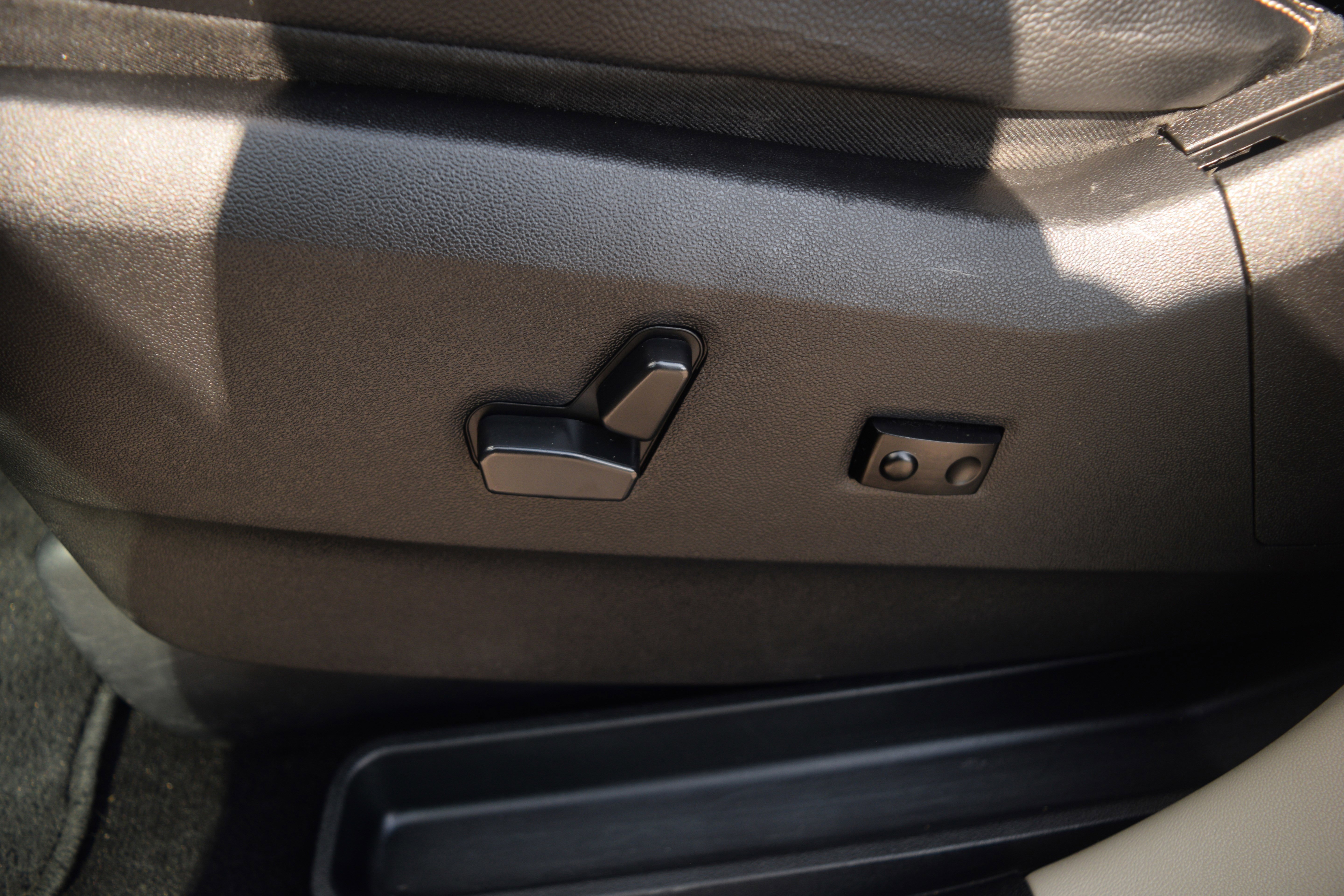 Used 2015 Chrysler Town & Country Touring w/ Driver Convenience Group image 20