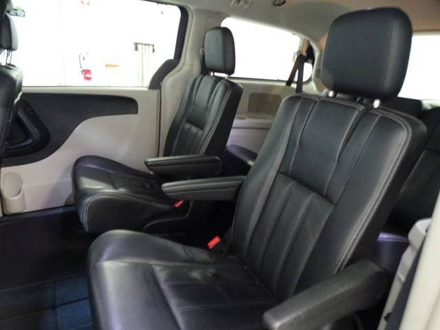 Used 2013 Chrysler Town & Country Touring FWD image 4