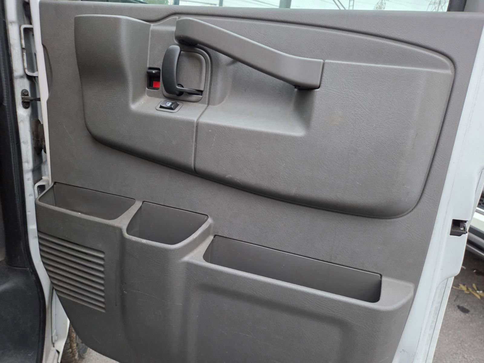 Used 2017 Chevrolet Express 2500 image 8