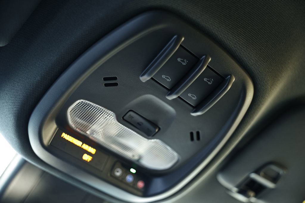 Used 2025 Chevrolet Trax RS w/ Sunroof Package FWD image 39