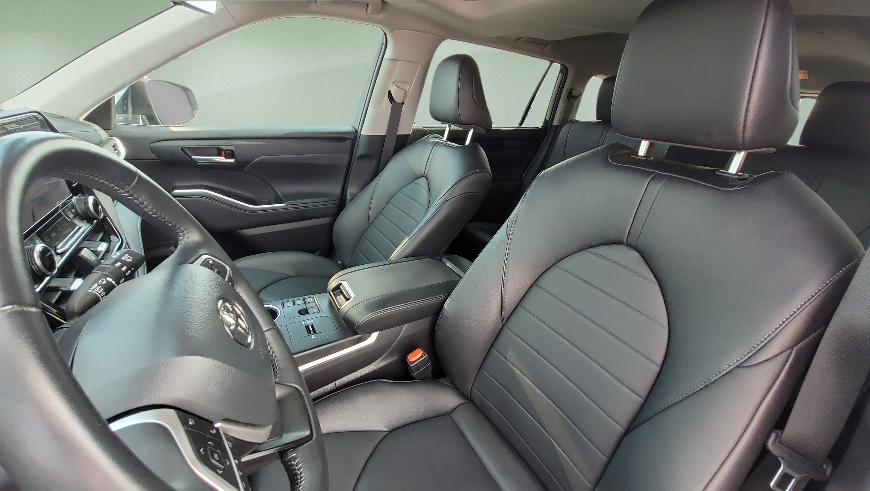 Used 2024 Toyota Highlander XLE AWD/4WD image 30