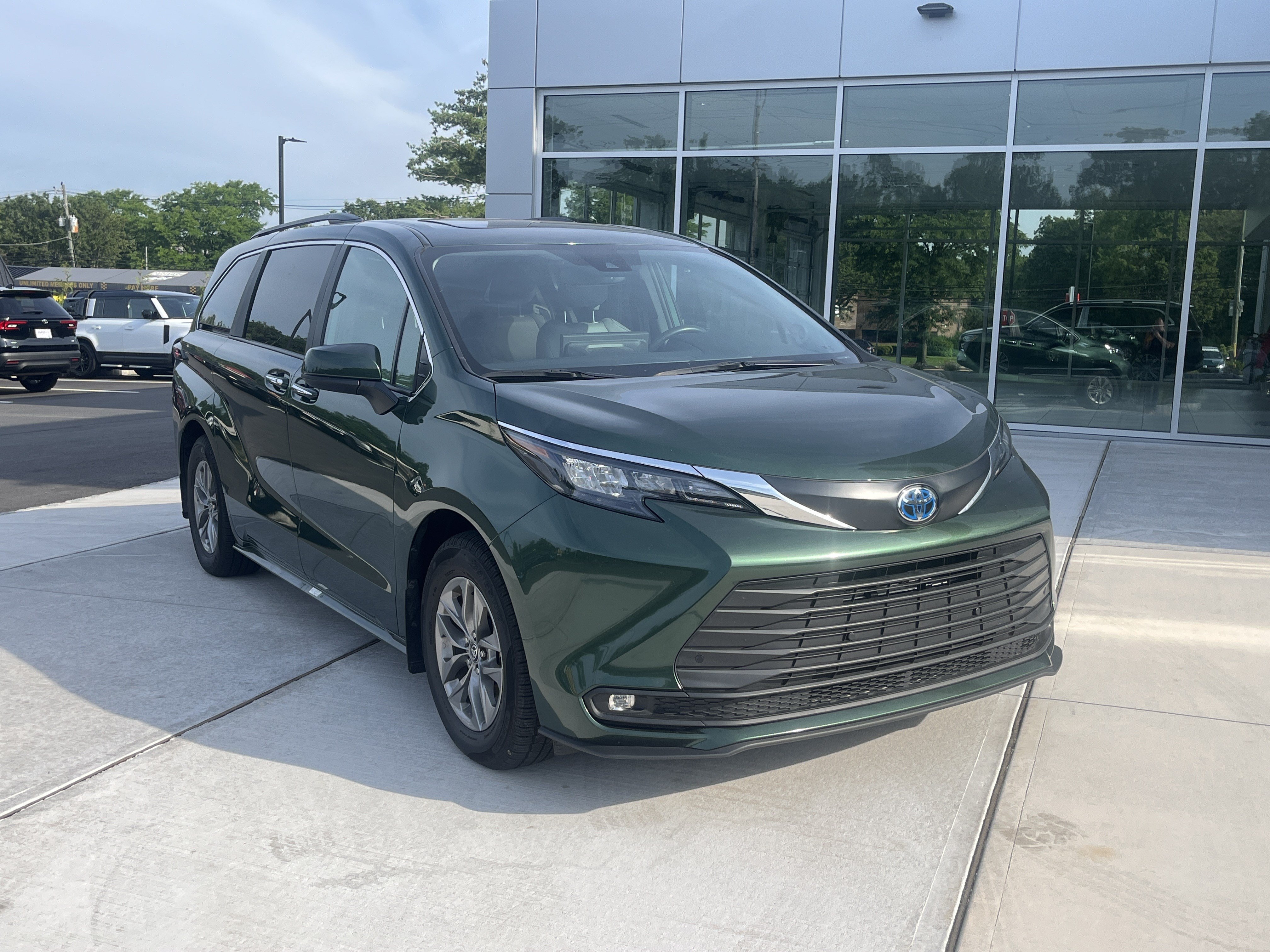 Used 2025 Toyota Sienna XLE w/ XLE Plus Package AWD/4WD image 2