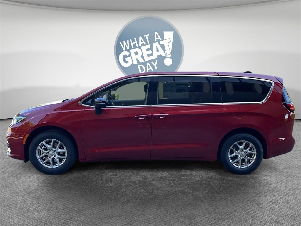 New 2026 Chrysler Pacifica Select image 3