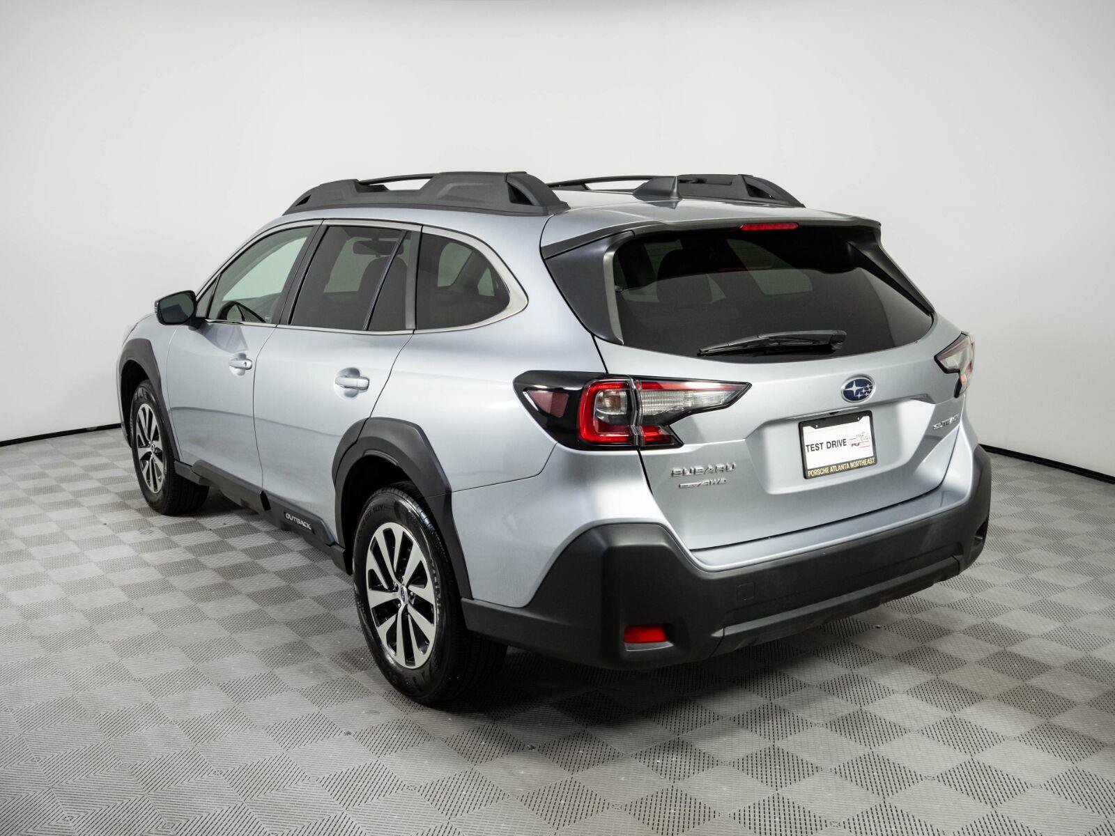 Used 2024 Subaru Outback Premium AWD/4WD image 3