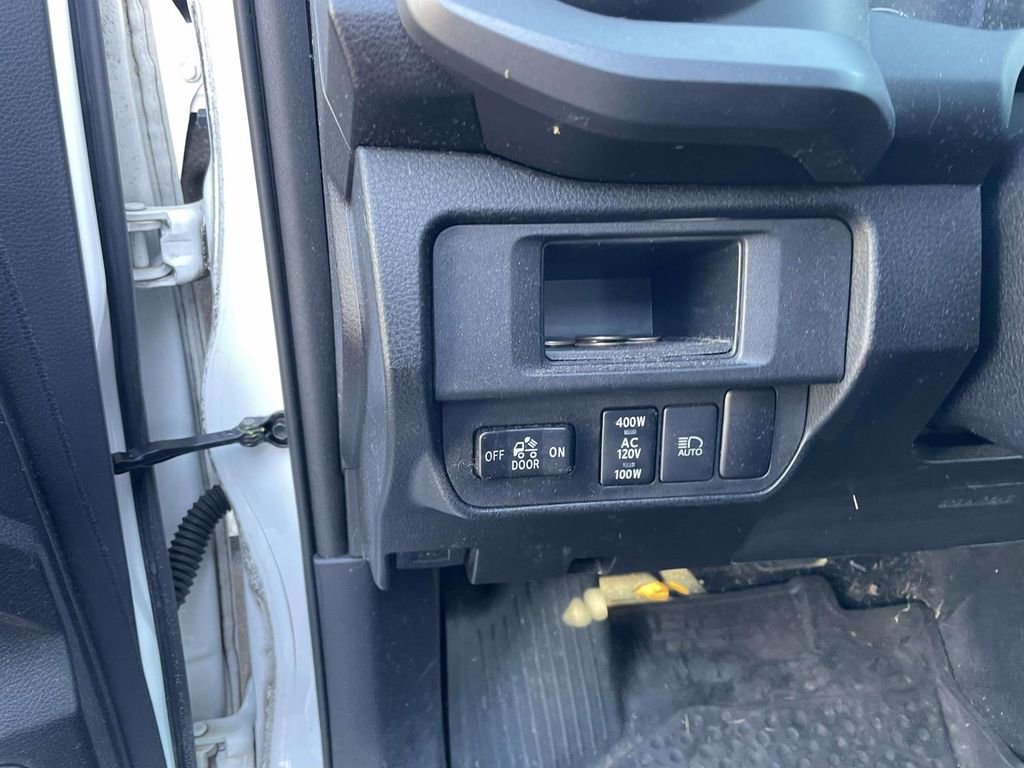 Used 2018 Toyota Tacoma TRD Sport image 28