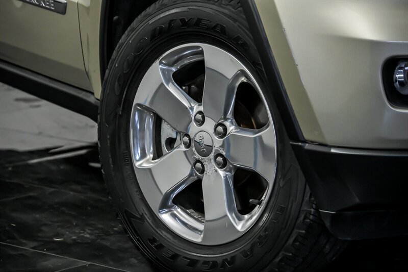 Used 2011 Jeep Grand Cherokee Limited w/ Luxury Group II AWD/4WD image 3