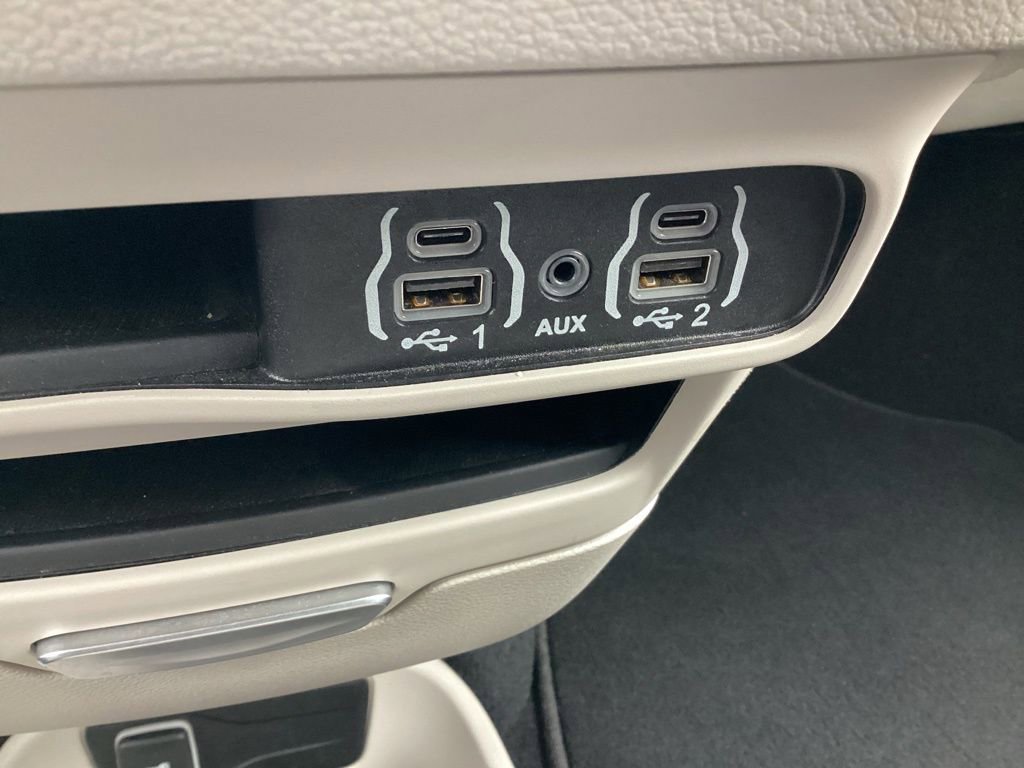 Used 2024 Chrysler Pacifica Touring-L image 28