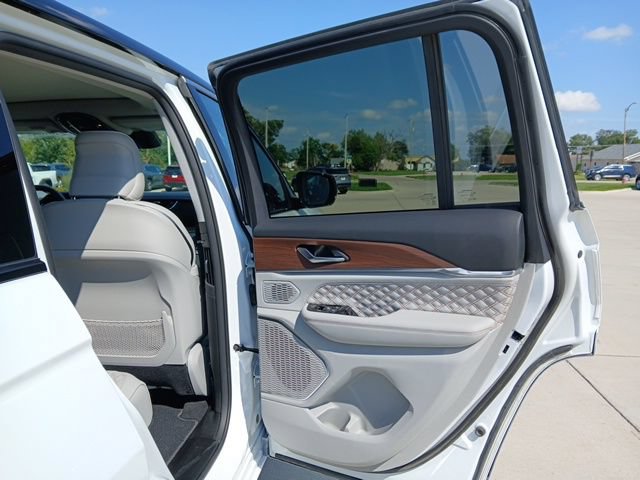 Used 2022 Jeep Grand Cherokee Summit AWD/4WD image 28