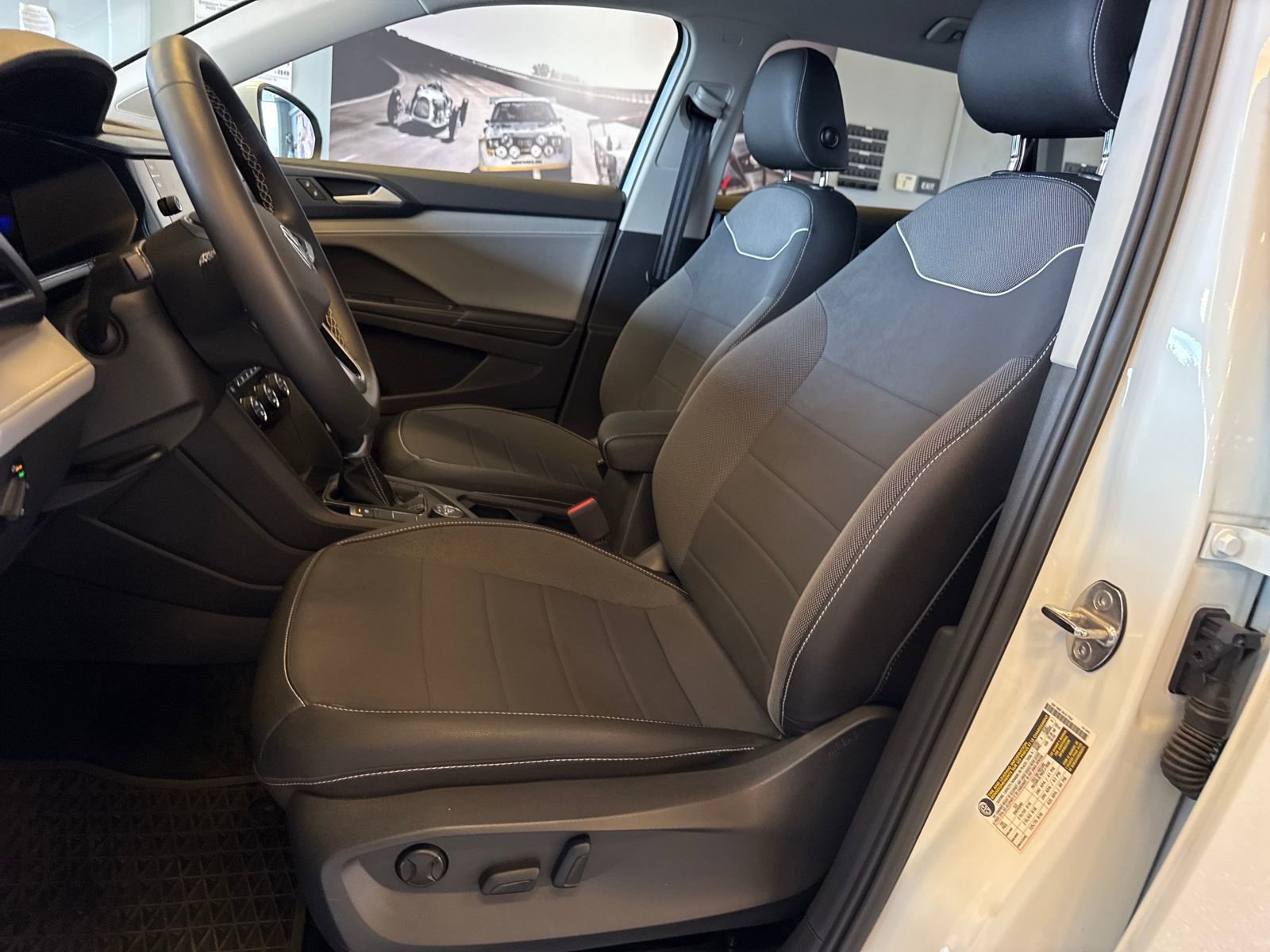 Certified 2024 Volkswagen Taos SE image 10