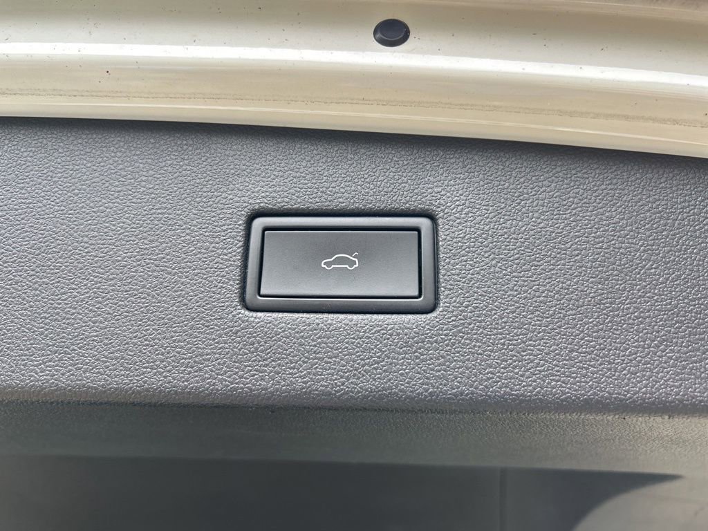 Used 2022 Volkswagen Tiguan SEL R-Line image 55