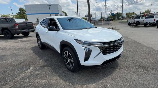 Certified 2025 Chevrolet Trax RS w/ Driver Confidence Package FWD image 2