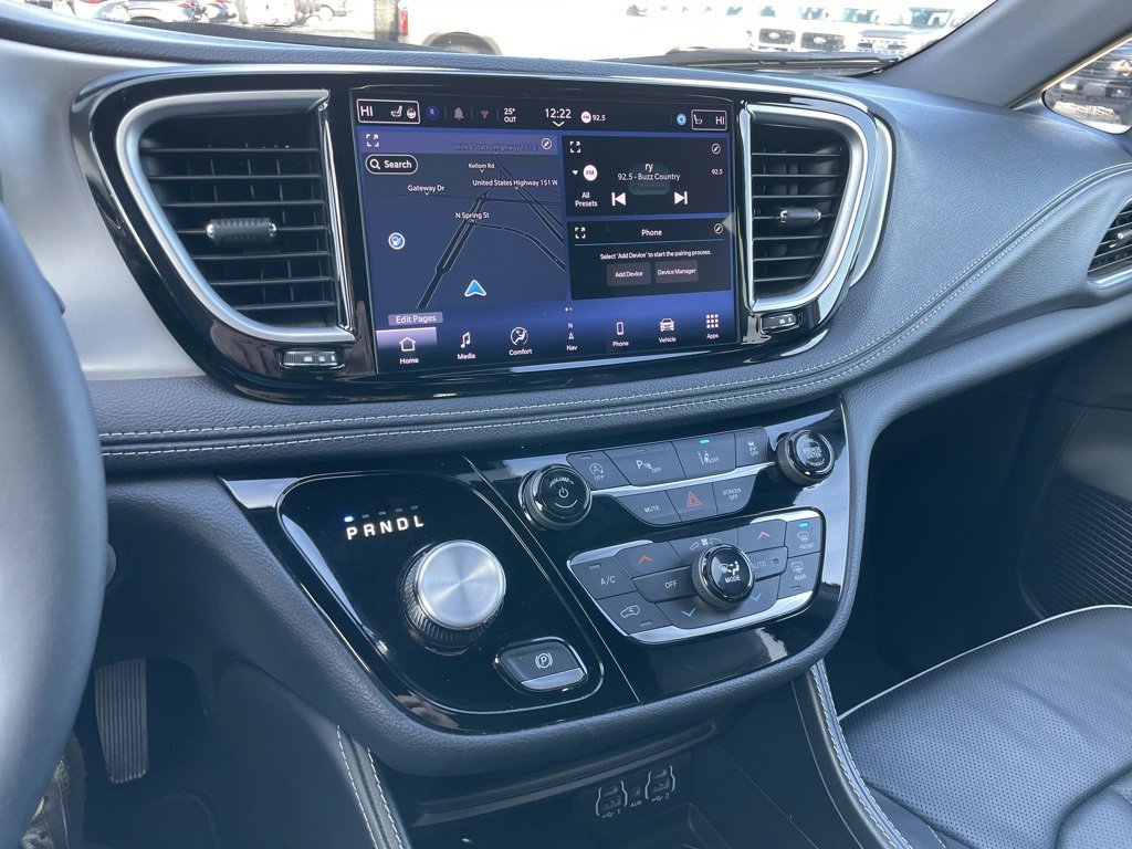 Used 2025 Chrysler Pacifica Limited image 11