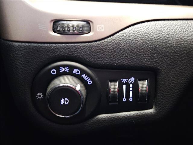 Used 2017 Jeep Cherokee Limited FWD image 12