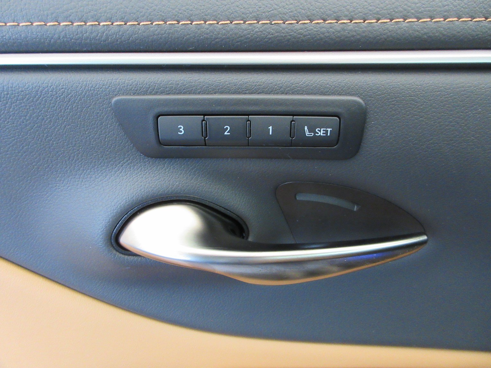 Used 2025 Lexus ES 300h w/ Premium Package FWD image 28