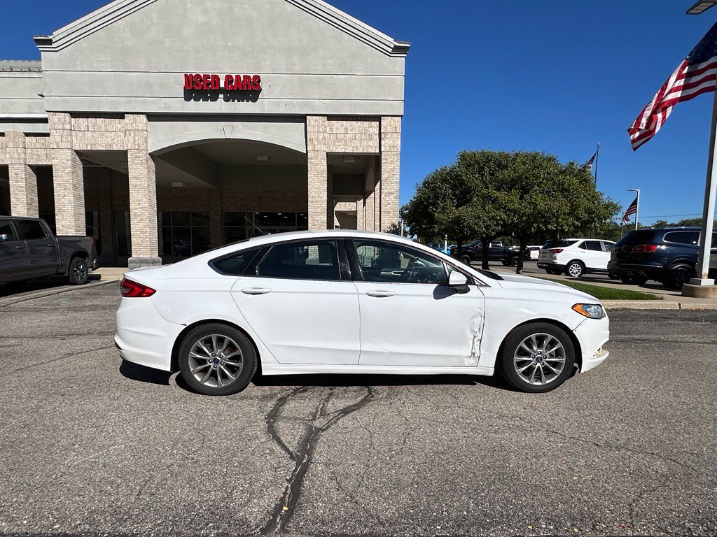 Used 2017 Ford Fusion SE w/ Fusion SE Technology Package FWD image 6