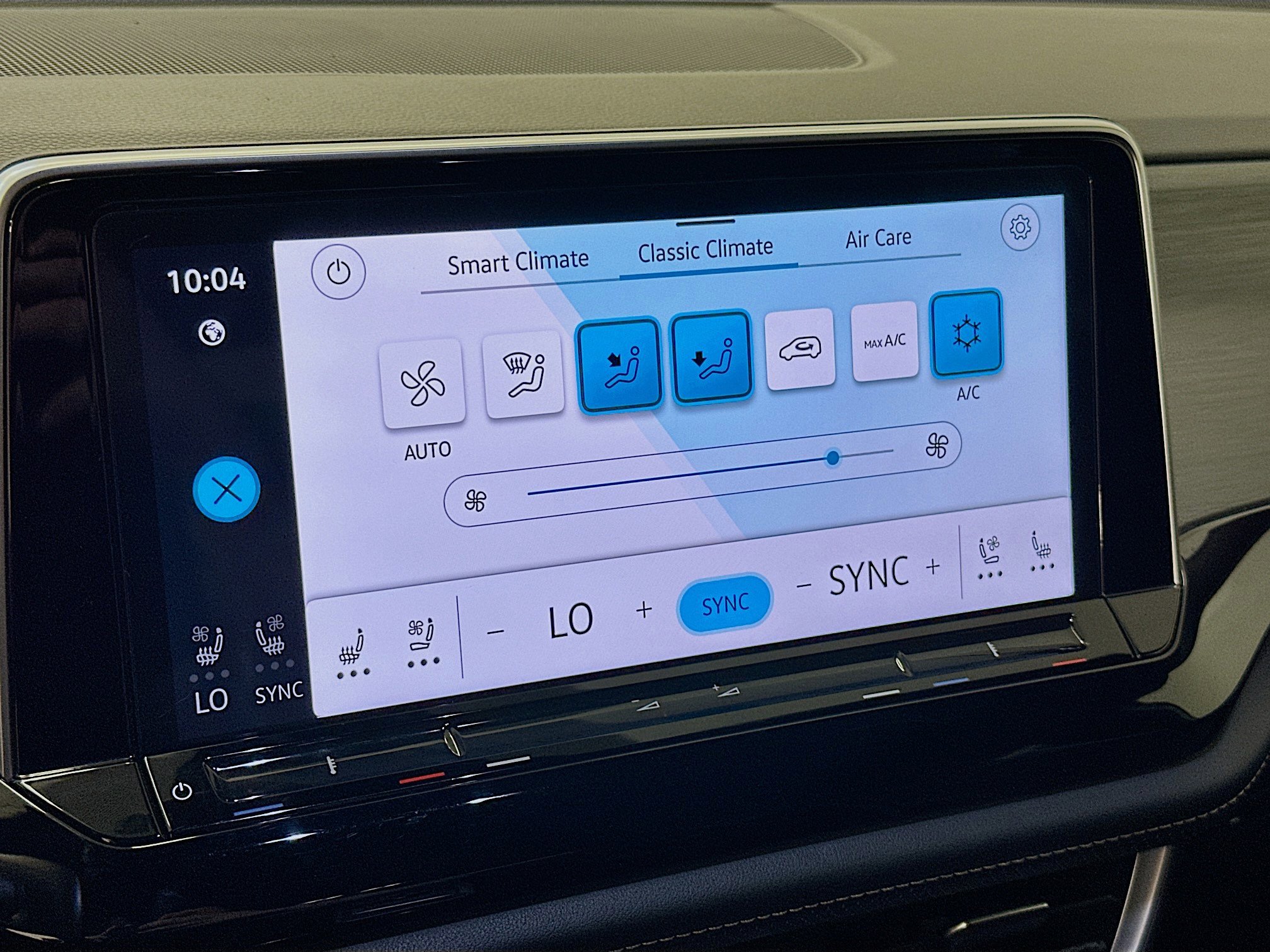 Used 2024 Volkswagen Atlas Cross Sport SE image 24