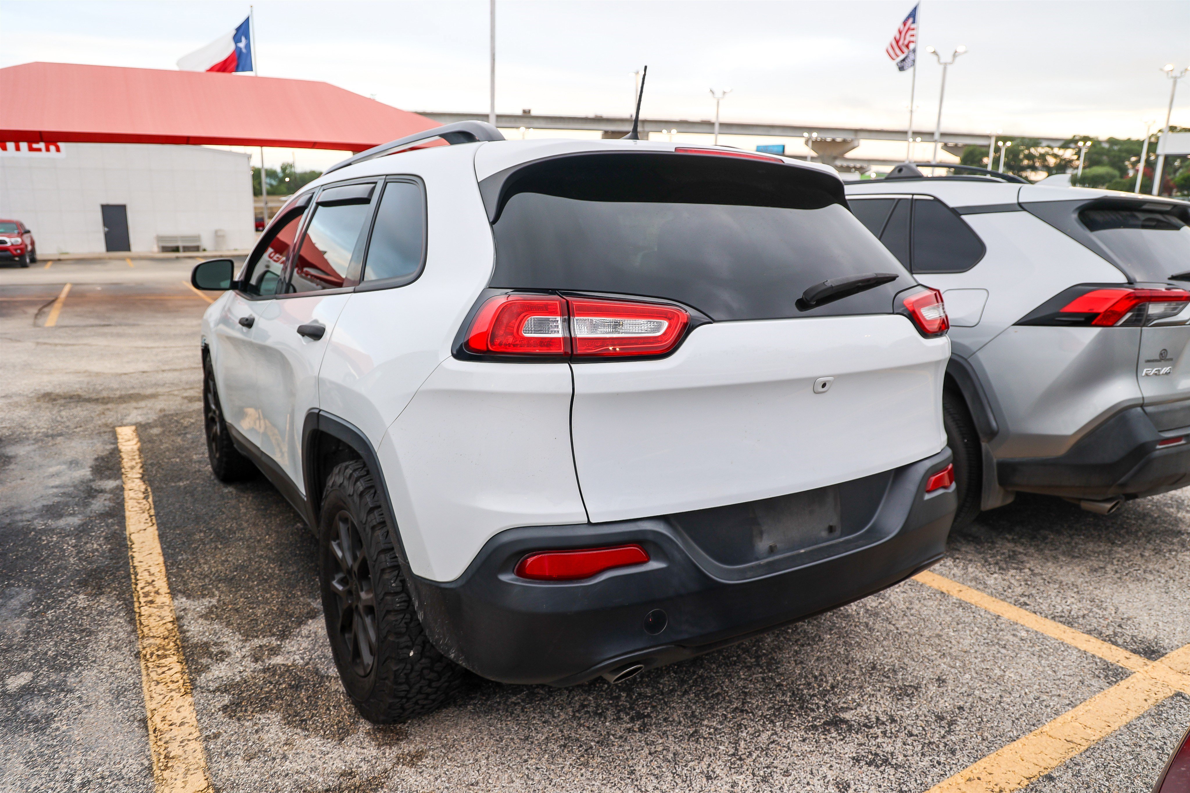 Used 2017 Jeep Cherokee Sport FWD image 9