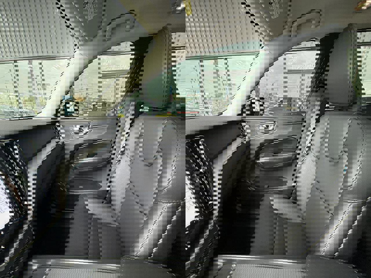 Used 2024 Volvo XC60 B5 Core image 30